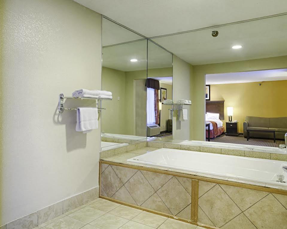 Quality Inn & Suites Quantico Stafford Eksteriør bilde